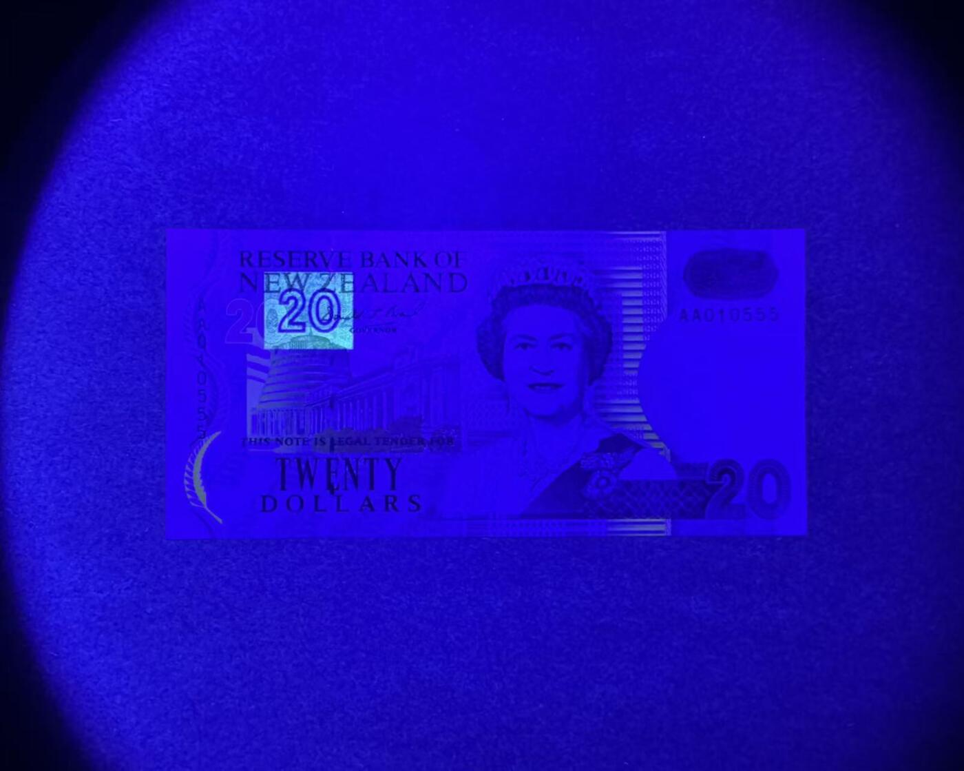 【Blue Auction】世界纸币精拍第772期——18级TOP拍卖/信誉/品质/专业/高效💫 【AA冠555豹子号无47】新西兰纸质版20元 女王 全新UNC