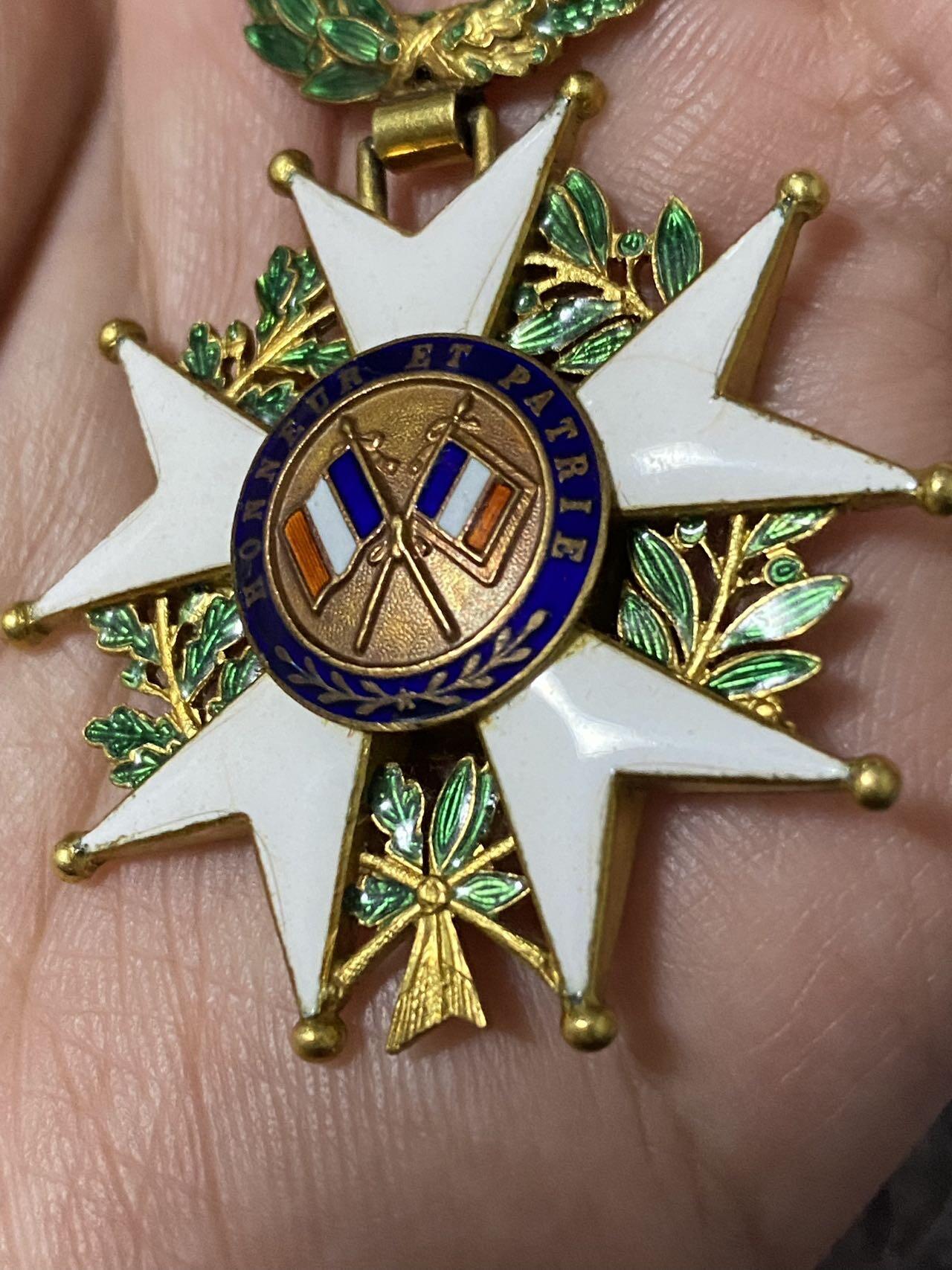 苏联勋章奖章1月5日晚上九点结束在麦稀奇 找不到的加我qq或者微信都是184277308备注苏章拍卖。最好加微信群每次都会通知还有提前可以一口价的 最近会持续拍卖一些东西。 法国荣誉军团勋章 （代拍）珐琅基本完整 有些小瑕疵无伤大雅 完美主义者绕行 非常漂亮