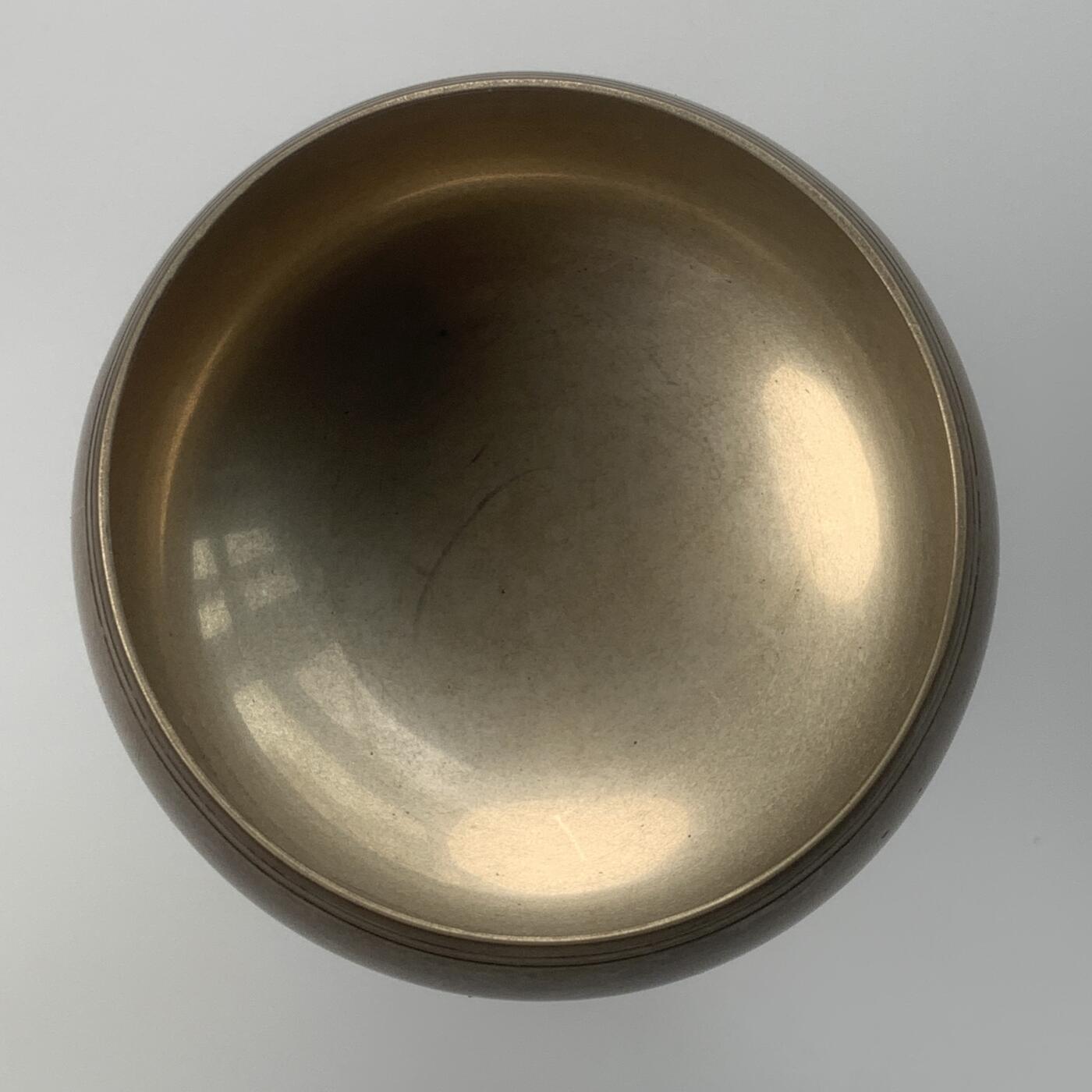 掌中浮雕-藏着的欧洲第048场 意大利潘神银质酒杯。工艺精美，比较少见的立体圆雕杯座和柄座，刻画了半人半羊的潘神与裸女在葡萄树下嬉戏的场景。高度12cm，口径7cm，重量256克，800银戳，底座边缘稍有变形