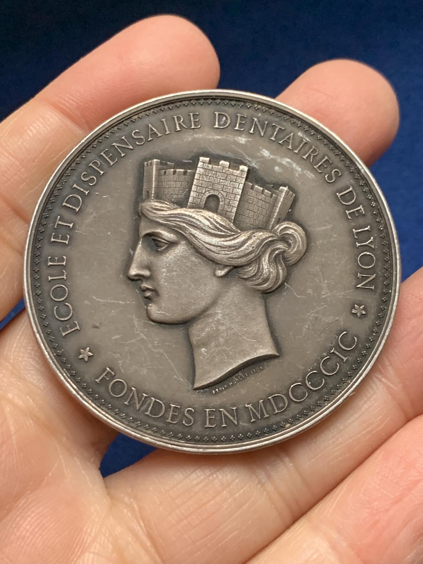 《竞宝斋》第455场 周日，周一 2场连拍 （全场包邮，欢迎送拍） 法国1899年里昂医学院董事会颁发纪念大银章 53.75克 49.8mm 菱形野猪头银 稀有