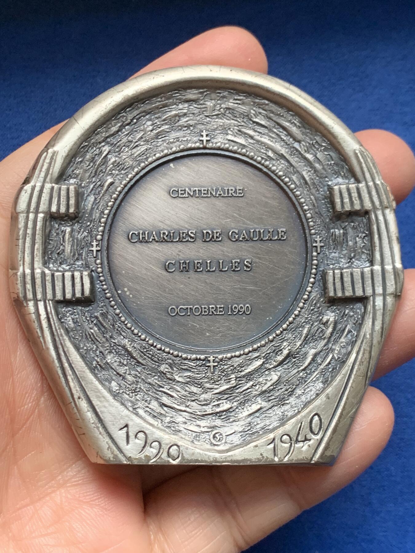 《竞宝斋》第455场 周日，周一 2场连拍 （全场包邮，欢迎送拍） 法国艺术大章 1990年戴高乐诞辰100年高浮雕超大镀银纪念章 72*74.5MM 173.2克