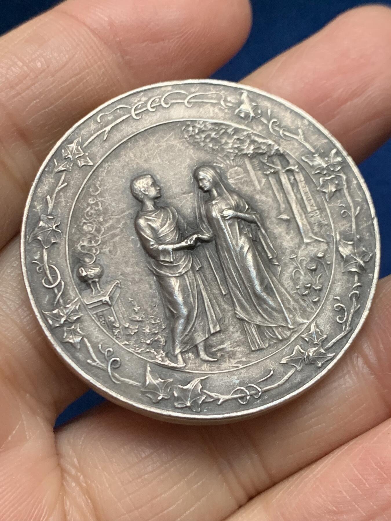 《竞宝斋》第455场 周日，周一 2场连拍 （全场包邮，欢迎送拍） 名家名作 法国婚礼银章 “执子之手，与子偕老” 30.45克 40.3mm 菱形野猪头 950银 好品 稀有