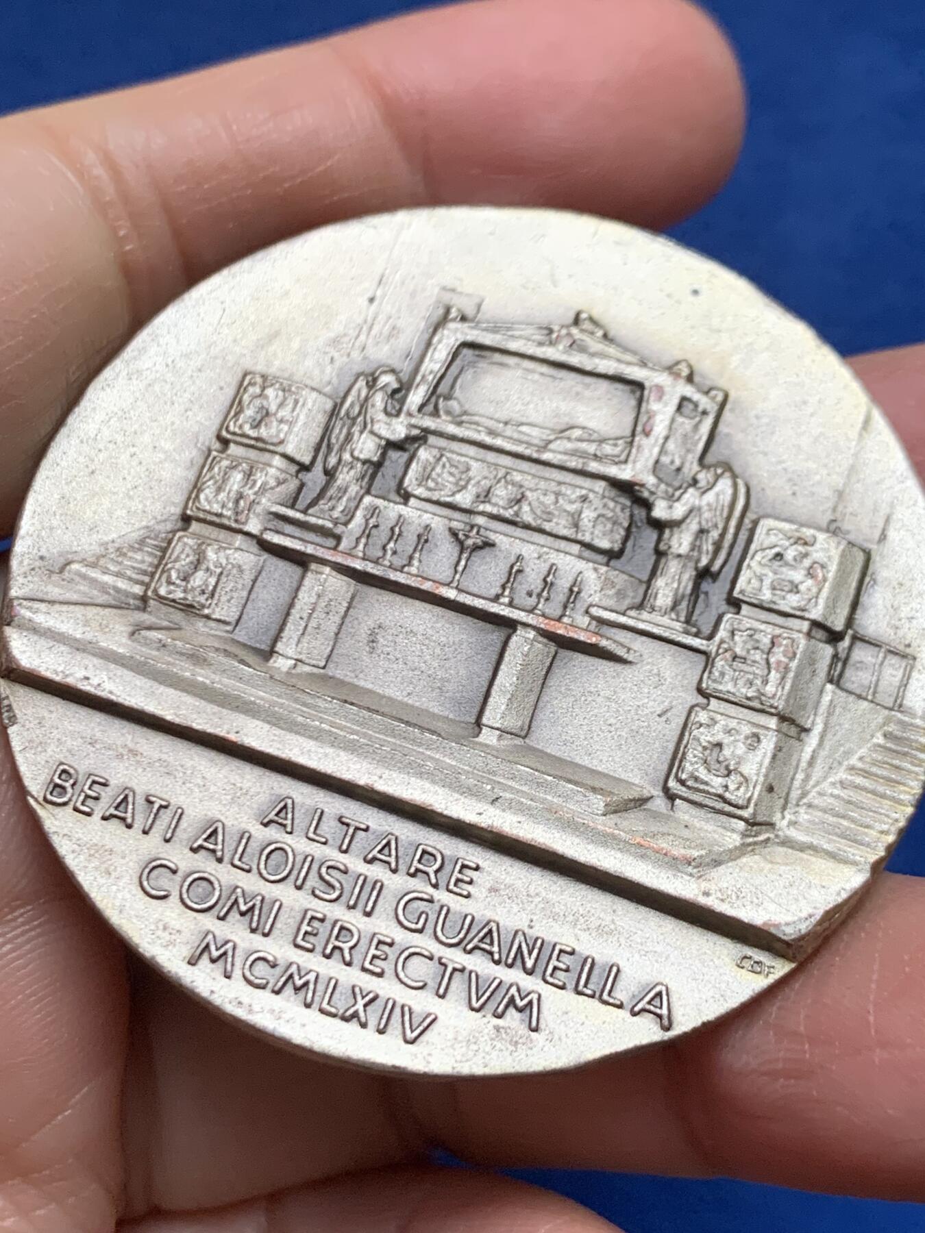 《竞宝斋》第455场 周日，周一 2场连拍 （全场包邮，欢迎送拍） 祝福的祭坛 双面高浮雕镀银大铜章，重61.7克，直径50.4mm，工艺精湛，是爱好宗教艺术的朋友必备之选。一面刻有圣人与信徒的场景，另一面则展示教堂内部。