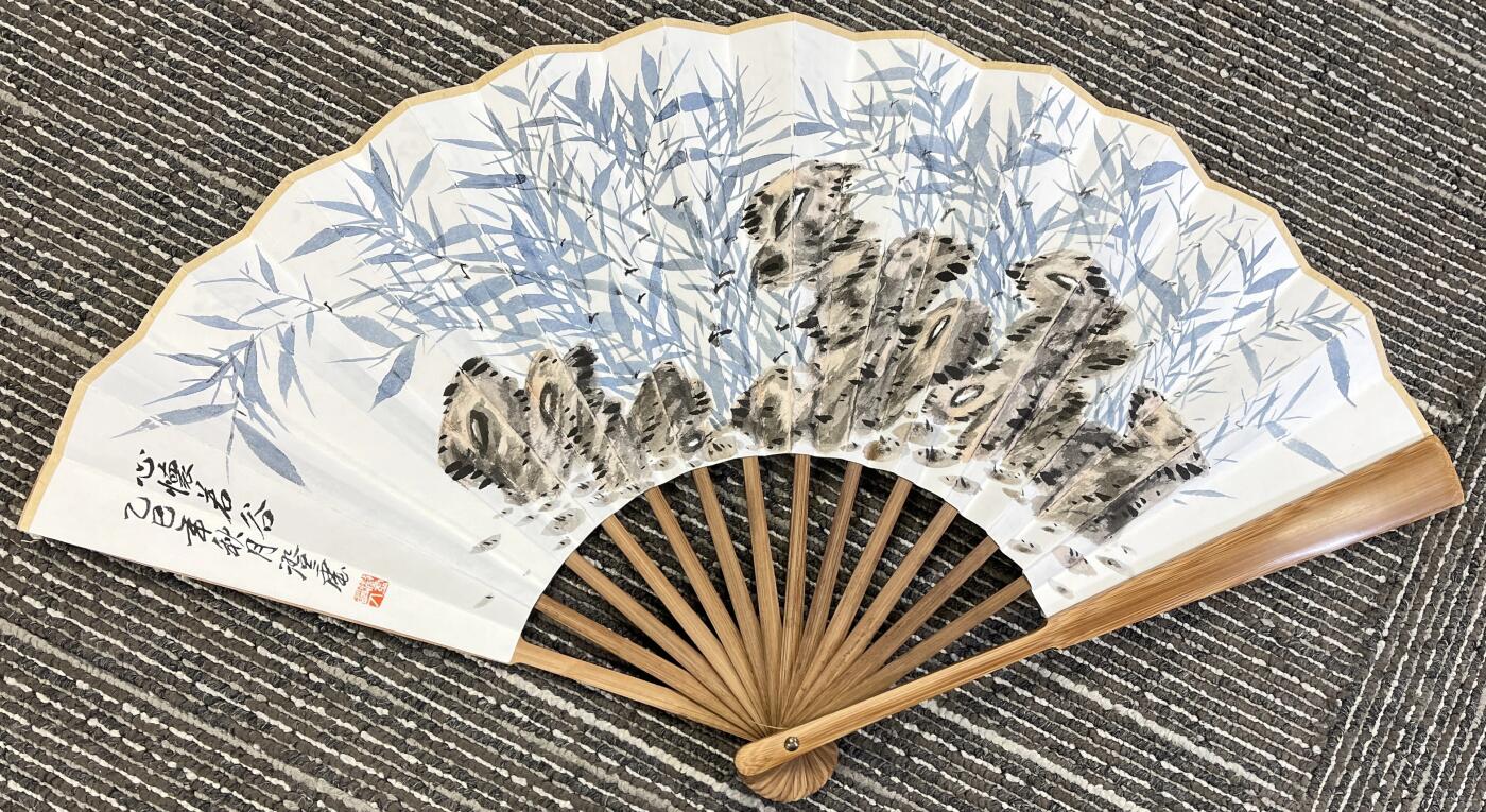 抚柳草堂-第六期章牌钱币 奖章勋章限时免佣 满百包邮 放漏专场 纯手绘墨竹诗文折扇 实力派画家纯手绘 笔墨丰富构图完整 开合设计效果好 长30cm宽2.8cm 扇骨有轻微起皮