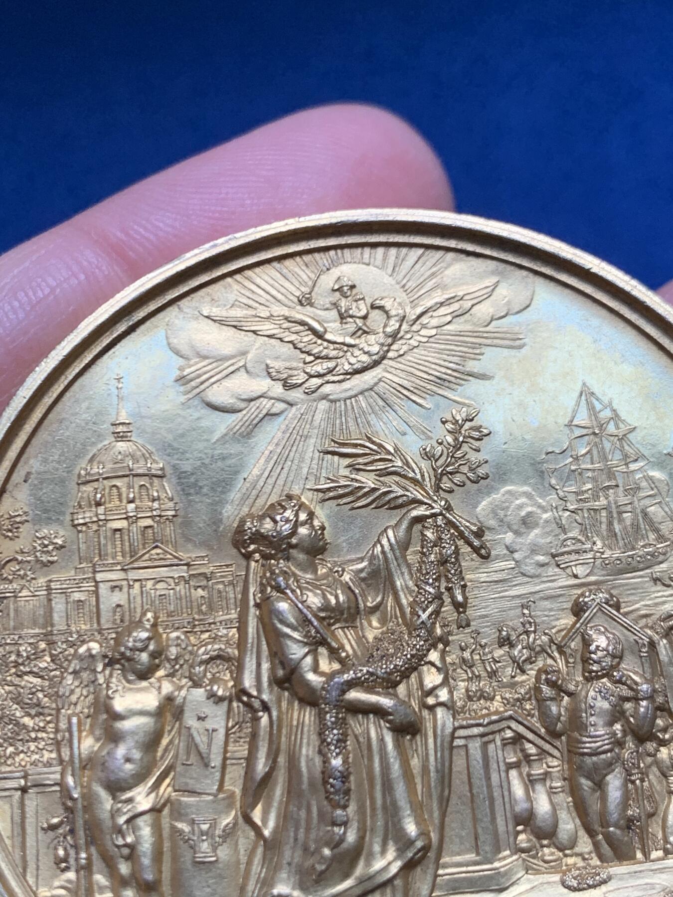 《竞宝斋》第455场 周日，周一 2场连拍 （全场包邮，欢迎送拍） 法国1840年迎回拿破仑灵柩纪念镀金铜章，金水十足。66.3g，52mm，边刻字：C.Dore，铜章1841年以前无边铭，有磕