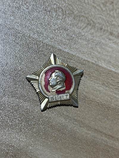 杂七杂八老徽章快拍专场 - 六十年代五好职工徽章