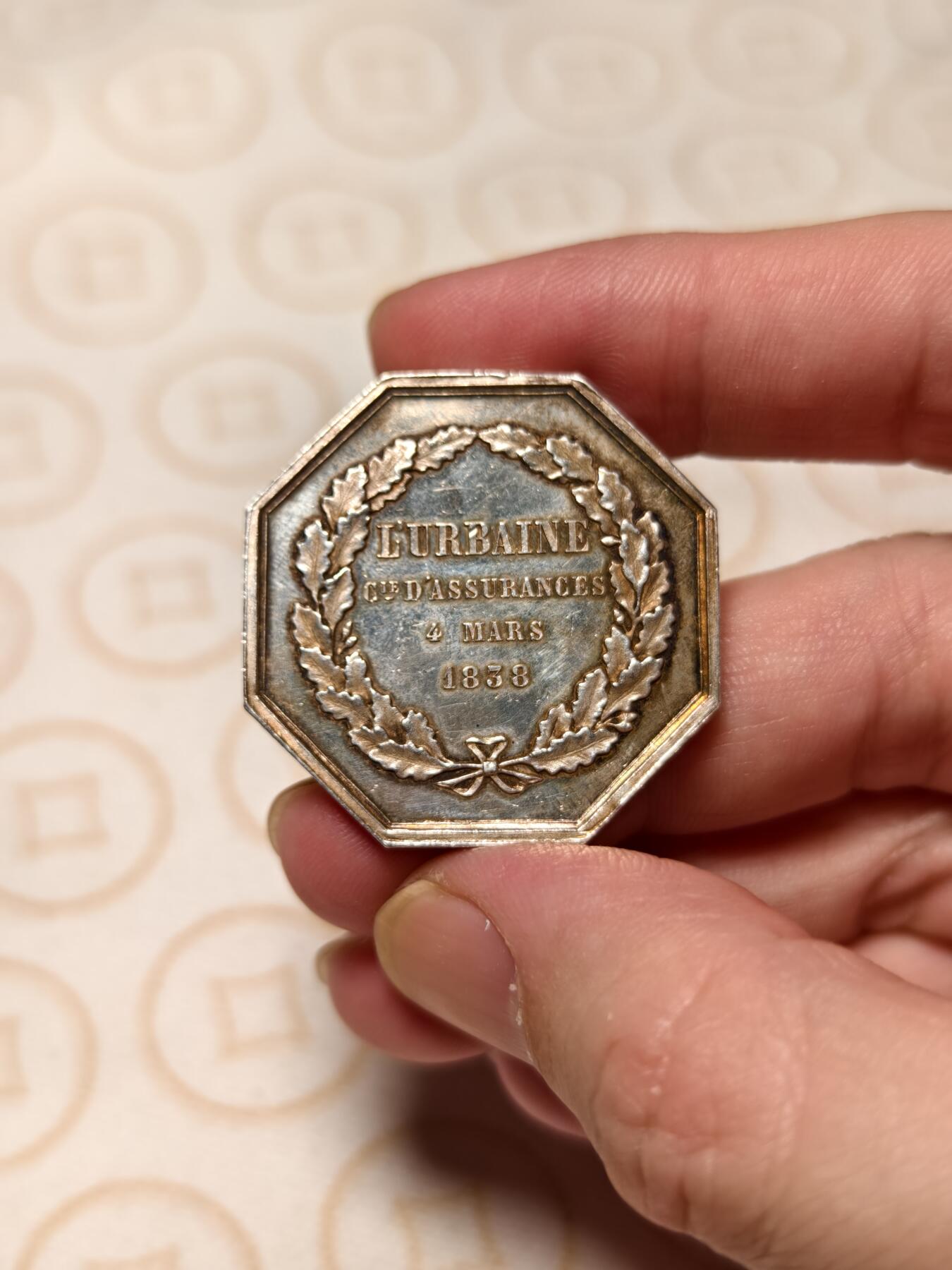 抚柳草堂-第六期章牌钱币 奖章勋章限时免佣 满百包邮 放漏专场 1838法国城市人寿保险公司八角银章 城堡王冠图 丰饶角AR边铭950银 35mm重20克 非常漂亮