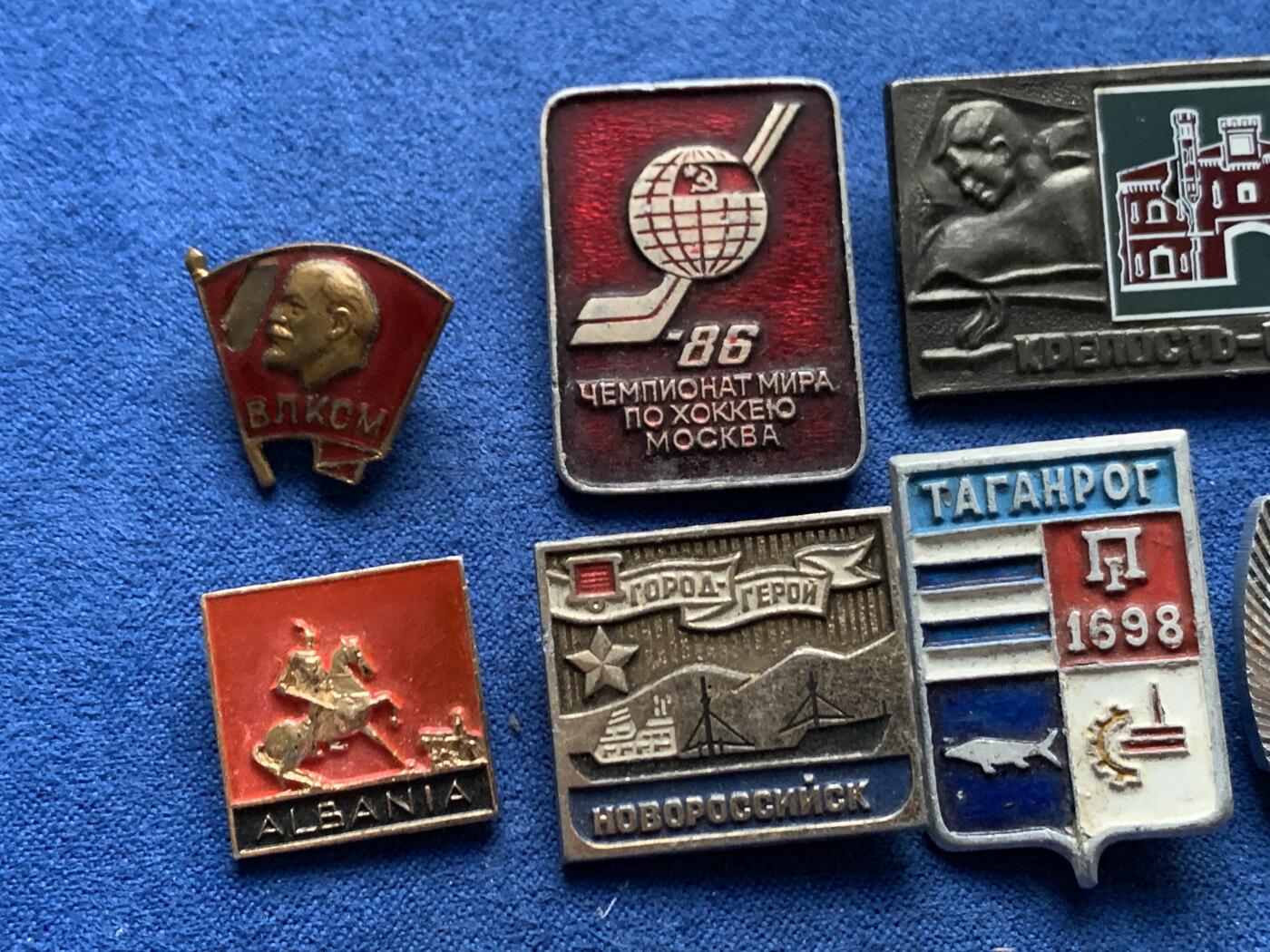 《竞宝斋》第455场 周日，周一 2场连拍 （全场包邮，欢迎送拍） 八枚一组 前苏联胸章 细节见图