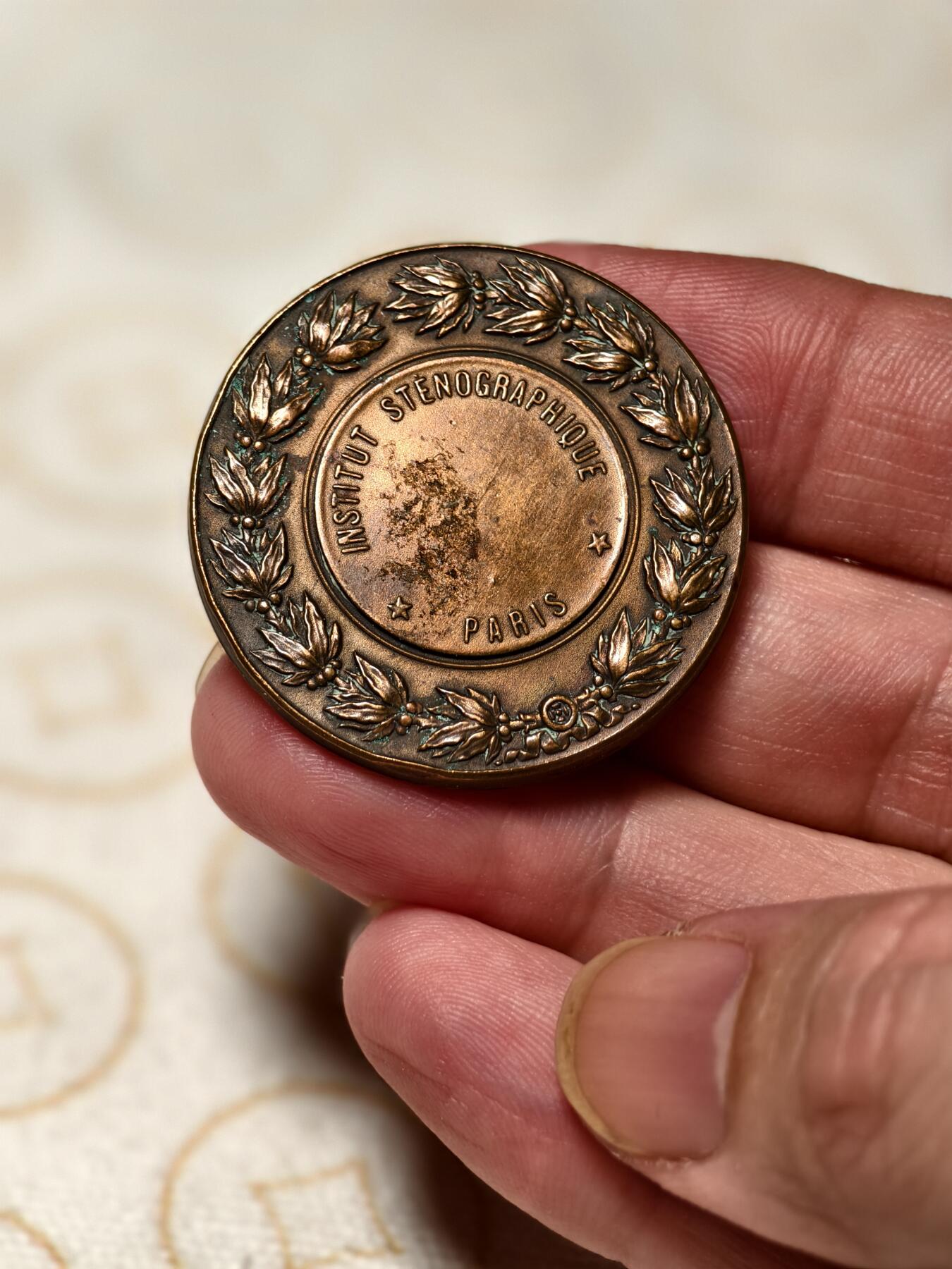 抚柳草堂-第六期章牌钱币 奖章勋章限时免佣 满百包邮 放漏专场 19世纪末-20世纪初 法国巴黎速记学院铜章 花环玛丽安娜亨利杜布瓦作品 36mm  重25.1g品相如图