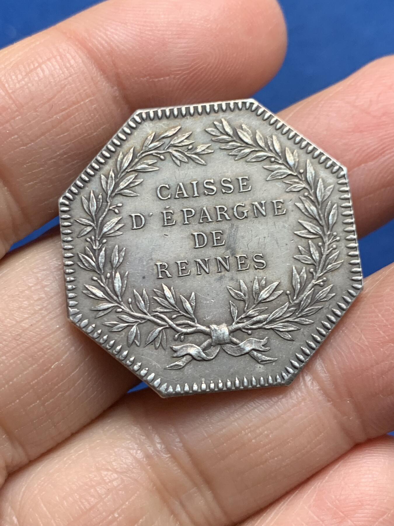 《竞宝斋》第455场 周日，周一 2场连拍 （全场包邮，欢迎送拍） 法国雷恩储蓄银行八角银质代币，直径31mm，重14.3克，丰饶角银标