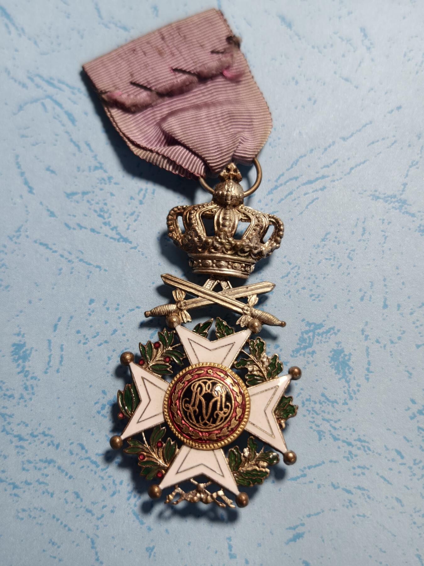 抚柳草堂-第六期章牌钱币 奖章勋章限时免佣 满百包邮 放漏专场 比利时利奥波德一世骑士级勋章 荷法双语版 配剑军事版 章体珐琅彩绘基本完好  狮子图案和皇冠细节清晰