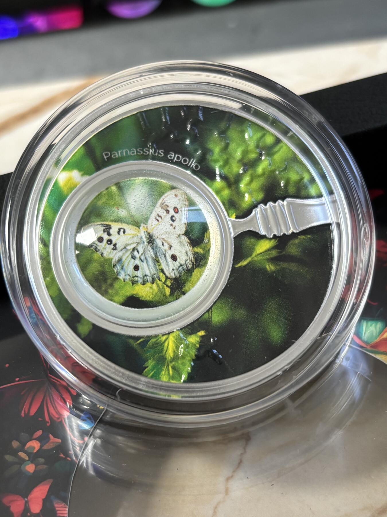 第187期拍卖 喀麦隆2024年自然之美系列阿波罗绢蝶彩色纪念银币，999银，17.5克，发行555枚，有起泡