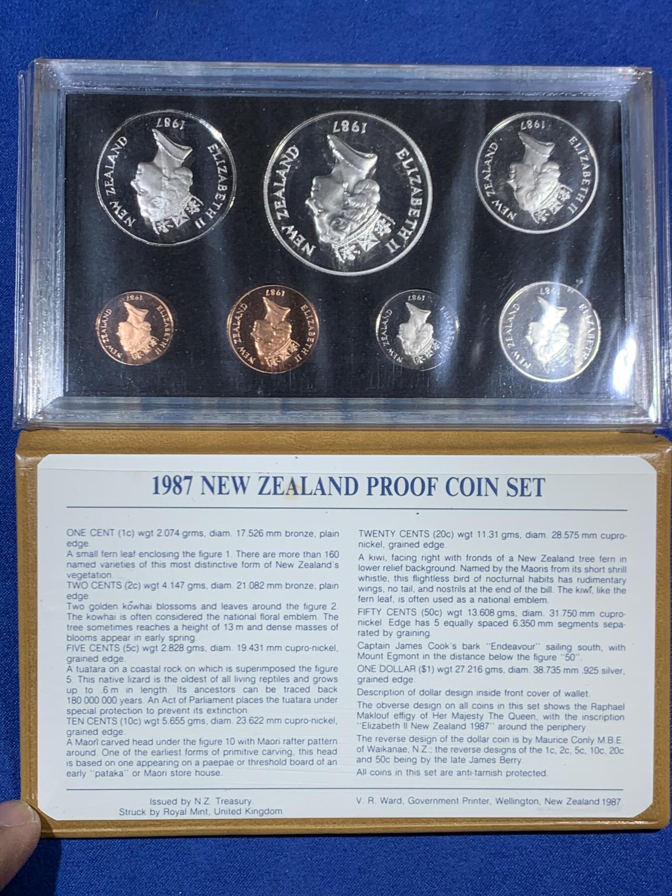 《竞宝斋》第455场 周日，周一 2场连拍 （全场包邮，欢迎送拍） 新西兰1987年官方精制套币 含1元精制银币 925银 27.2克 册装