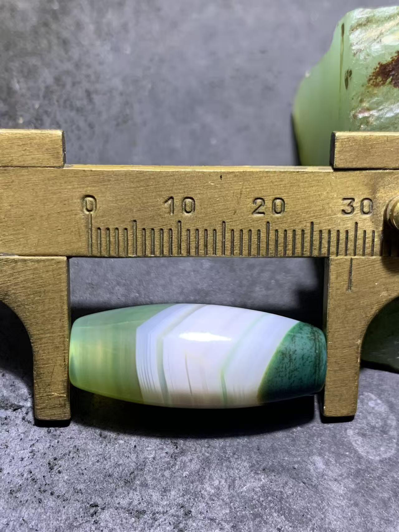 精美冰透高玉化瓷白绿双色缠丝玛瑙桶珠一颗