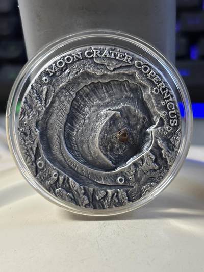 第187期拍卖 - 纽埃2019年宇宙星坑1哥白尼环形山镶月球陨石银币，999银，发行666枚