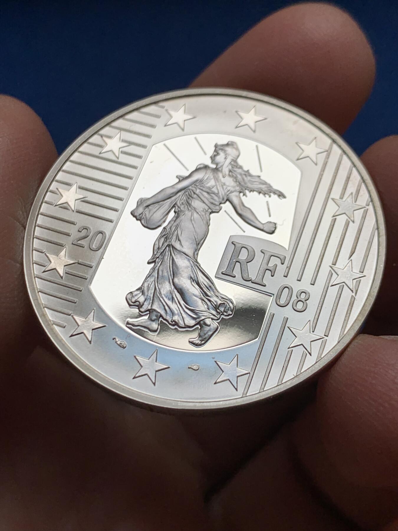 《竞宝斋》第455场 周日，周一 2场连拍 （全场包邮，欢迎送拍） 2008年法国第五共和国50周年1.5欧元精制银币，背面为经典播种女神形象，900银，22.2g，发行量仅6631枚。