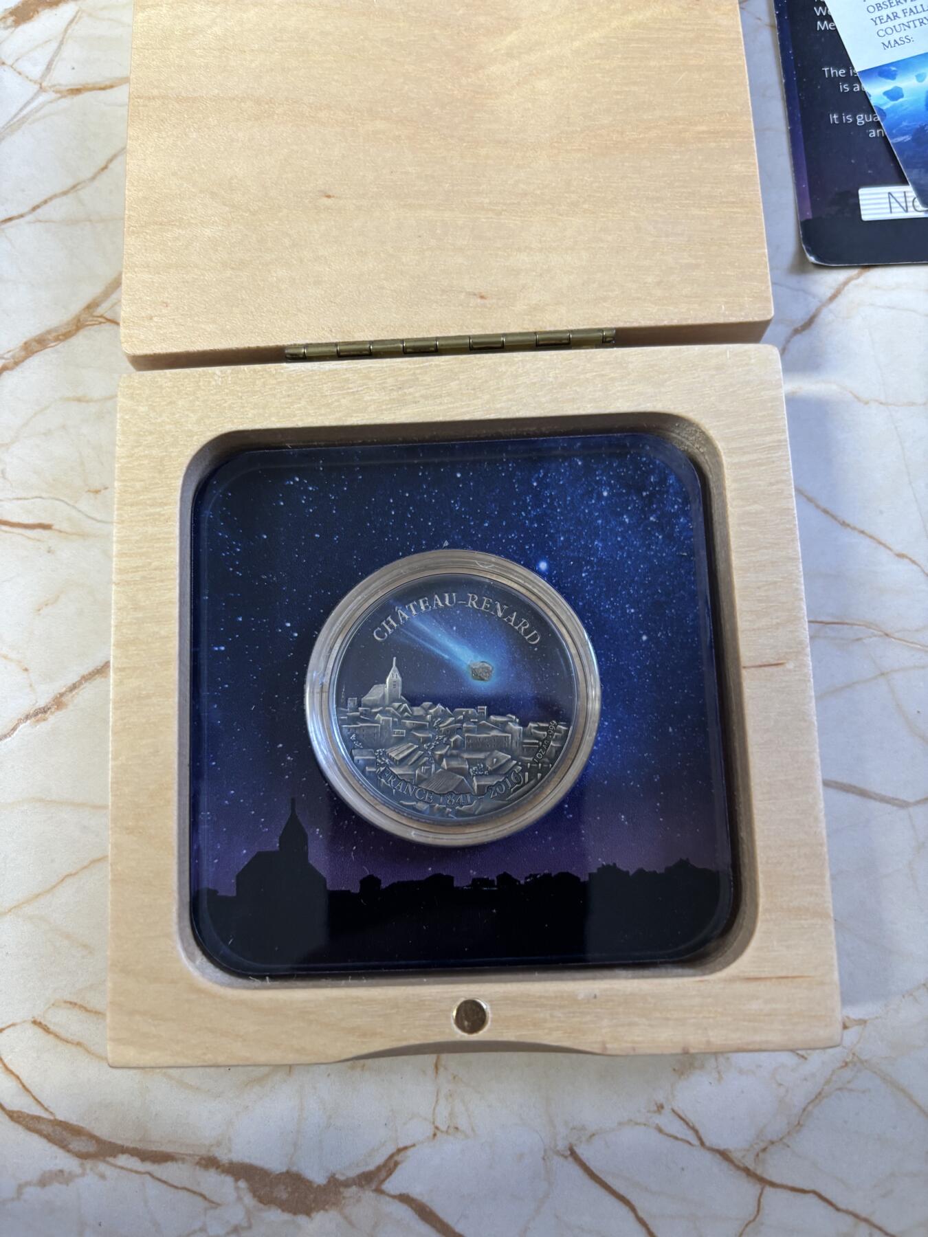 第187期拍卖 布基纳法索2016年镶嵌法国1841雷纳堡陨石仿古银币，999银，发行量999枚