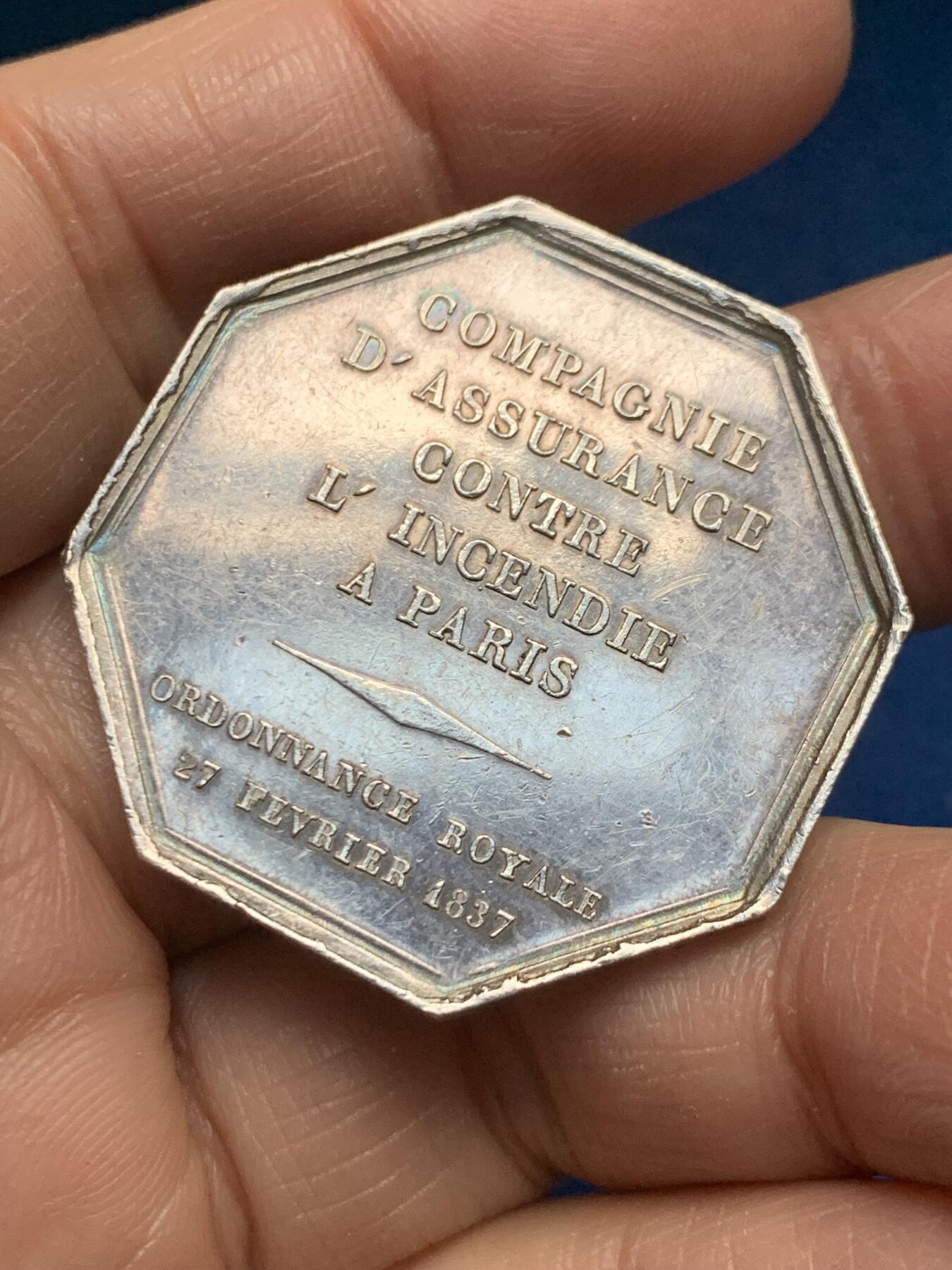 《竞宝斋》第455场 周日，周一 2场连拍 （全场包邮，欢迎送拍） 巴黎火灾保险公司八角银代币 19.5克 36.3mm 蜜蜂银标