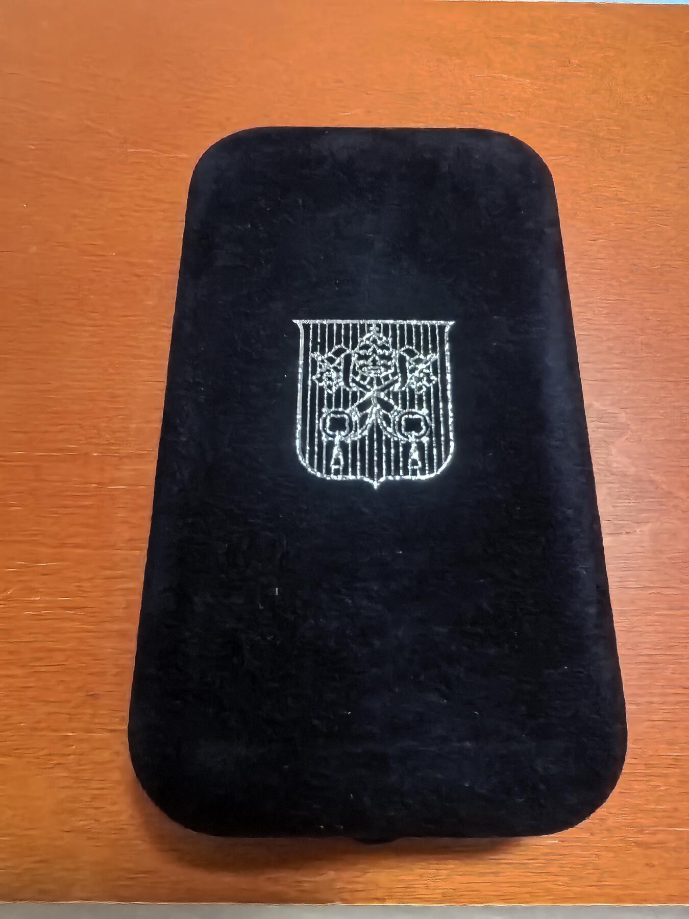 长老汇蛇年精选第九十二场拍卖 2022梵蒂冈25欧元彩色长方形精制银币，35克925银，1500枚，盒证全，淘宝4700多元