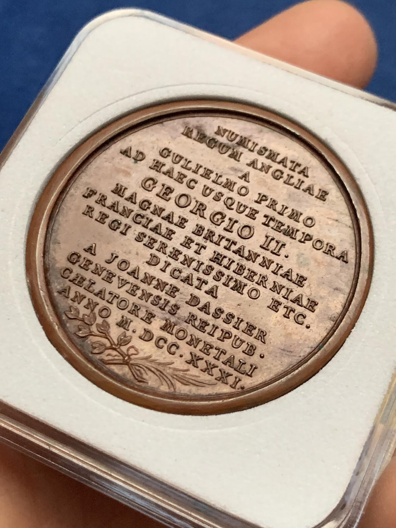 《竞宝斋》第455场 周日，周一 2场连拍 （全场包邮，欢迎送拍） 英王乔治二世纪念铜章，26.8克，40.8mm，雕刻师让·达西尔纪念1731年历代英王与王后系列的首枚，整个系列中很少见的一枚，内容涵盖了从威廉一世到当时在位的乔治二世的英格兰历代君主。正面乔治二世高浮雕像，背面：铭文记事献给大不列颠、法兰西和爱尔兰最尊贵的国王乔治二世。未使用状态，保存很好。