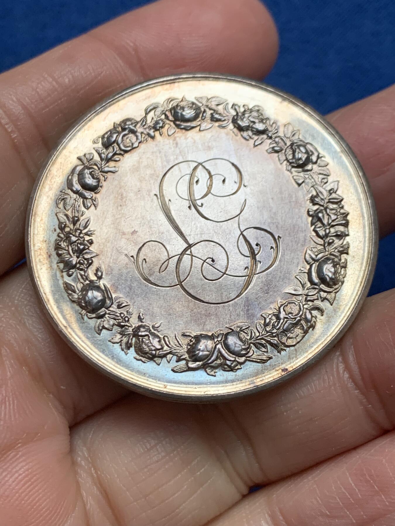 《竞宝斋》第455场 周日，周一 2场连拍 （全场包邮，欢迎送拍） 法国婚姻与爱情纪念银章 1901 丰饶角银标边铭 31.28克 41.2MM