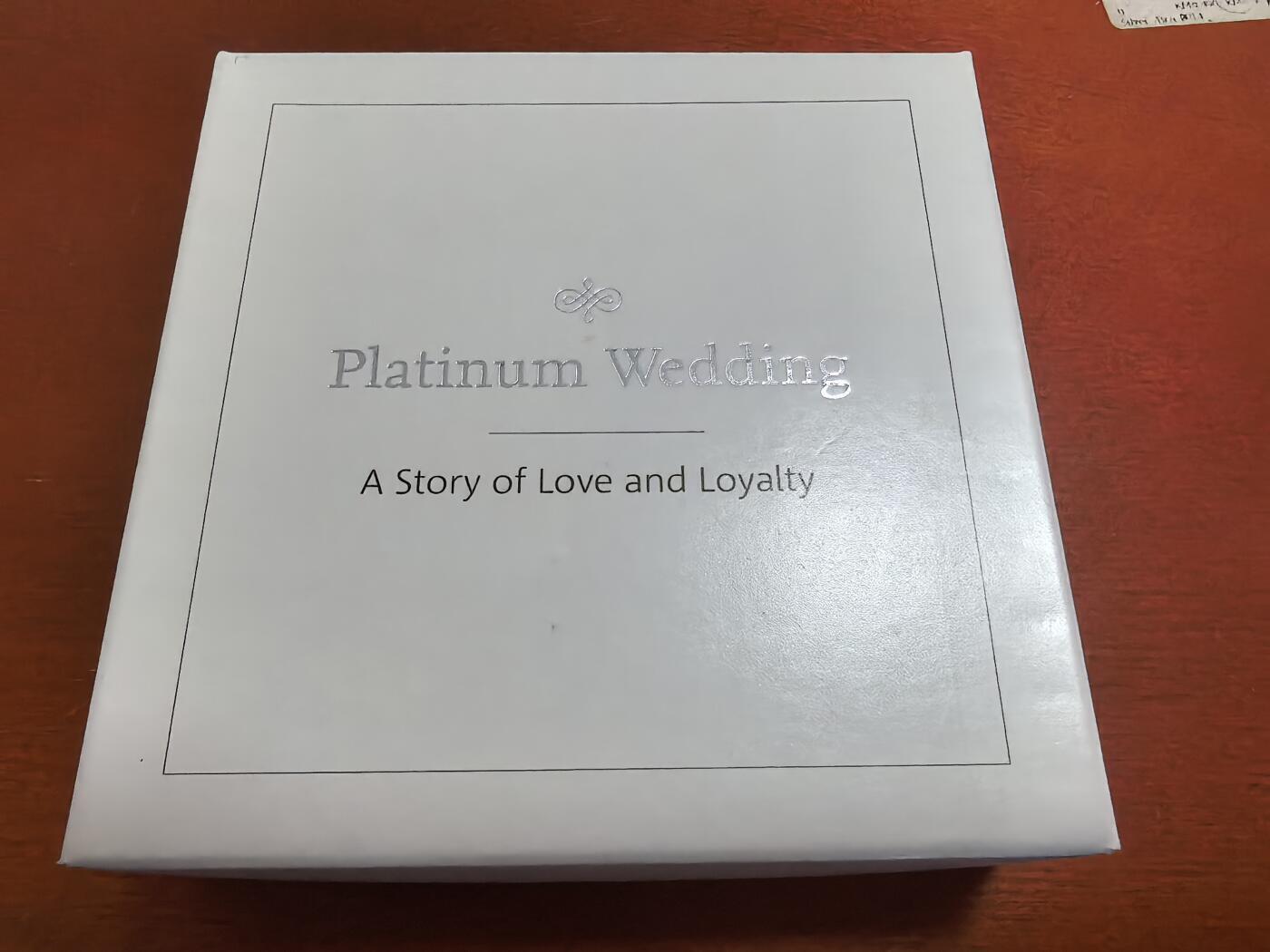 长老汇蛇年精选第九十二场拍卖 2017英国女王夫妇钻石婚5英镑精制加厚银币，56.56克925银，盒证全，4000套