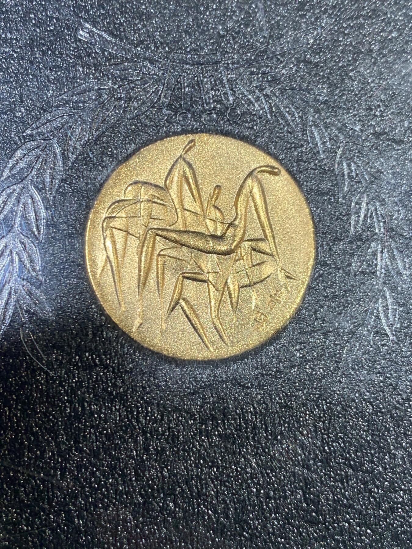 《竞宝斋》第455场 周日，周一 2场连拍 （全场包邮，欢迎送拍） 三枚一组 日本发行 1976年加拿大蒙特利尔奥运会纪念币2枚 原盒（少个盖子） + 1970年 日本世博会纪念章 原盒