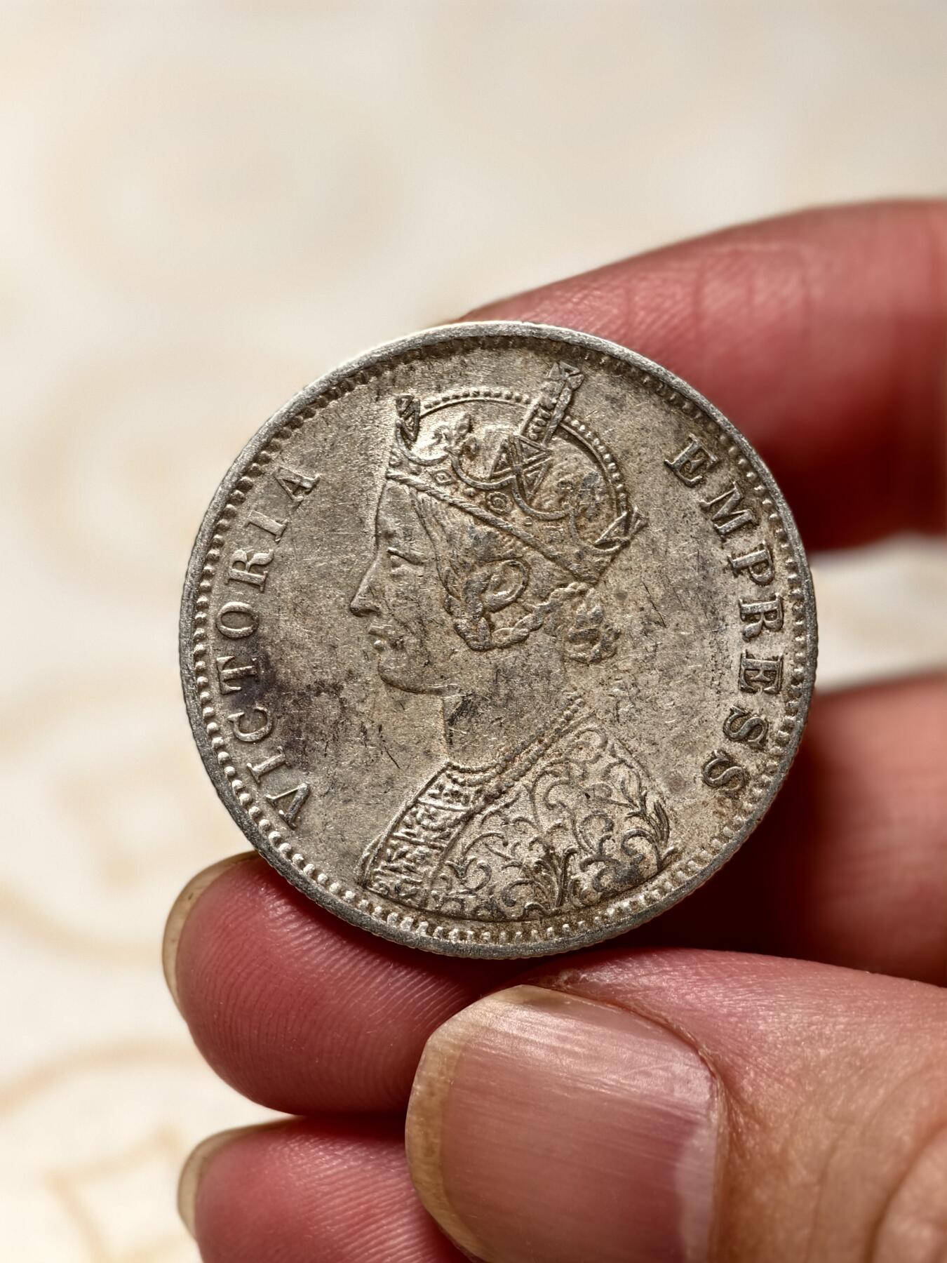 抚柳草堂-第六期章牌钱币 奖章勋章限时免佣 满百包邮 放漏专场 1900英属印度1卢比银币 维多利亚女王版 重11.4g 状态不错