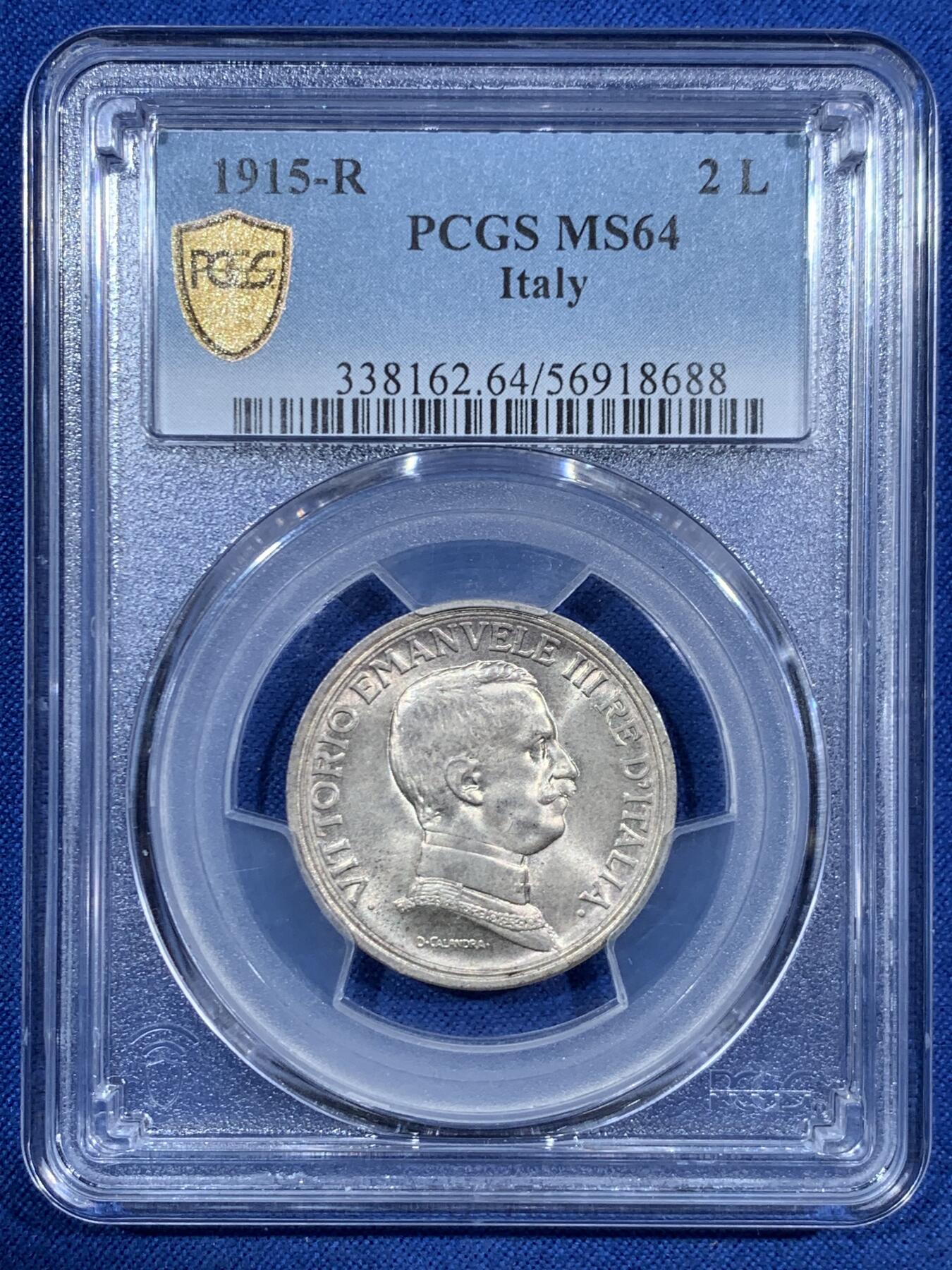 《竞宝斋》第455场 周日，周一 2场连拍 （全场包邮，欢迎送拍） PCGS MS64 意大利王国1915年2里拉银币。意大利王国最经典的设计，正面为戎装的意大利国王埃马努埃莱三世，背面为女神与马车。转光非常好的一枚，状态一步到位。