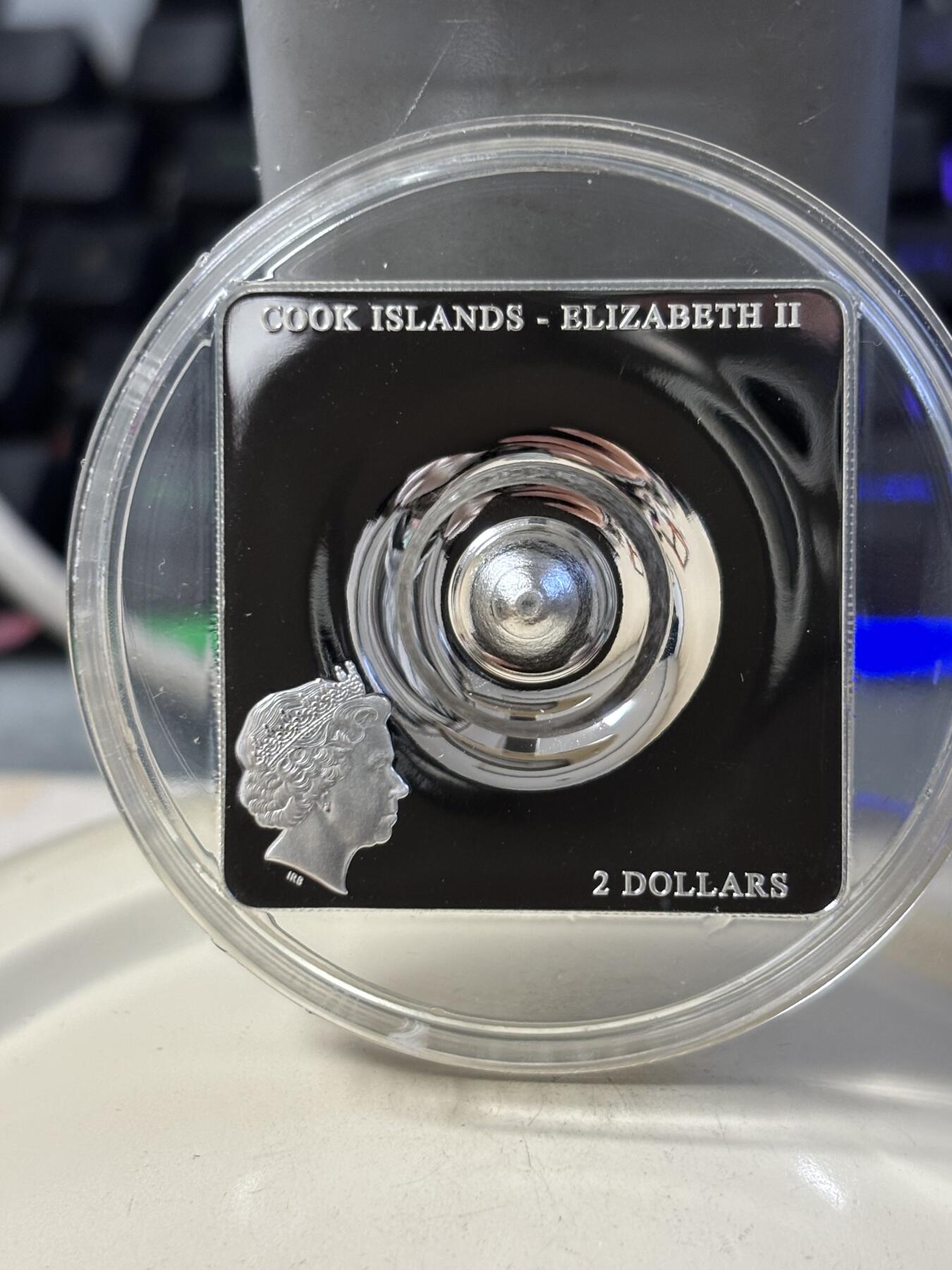 第187期拍卖 获奖库克2015年时空连续体银球镶嵌凹凸面纪念银币，999银，1/2盎司，发行1500枚