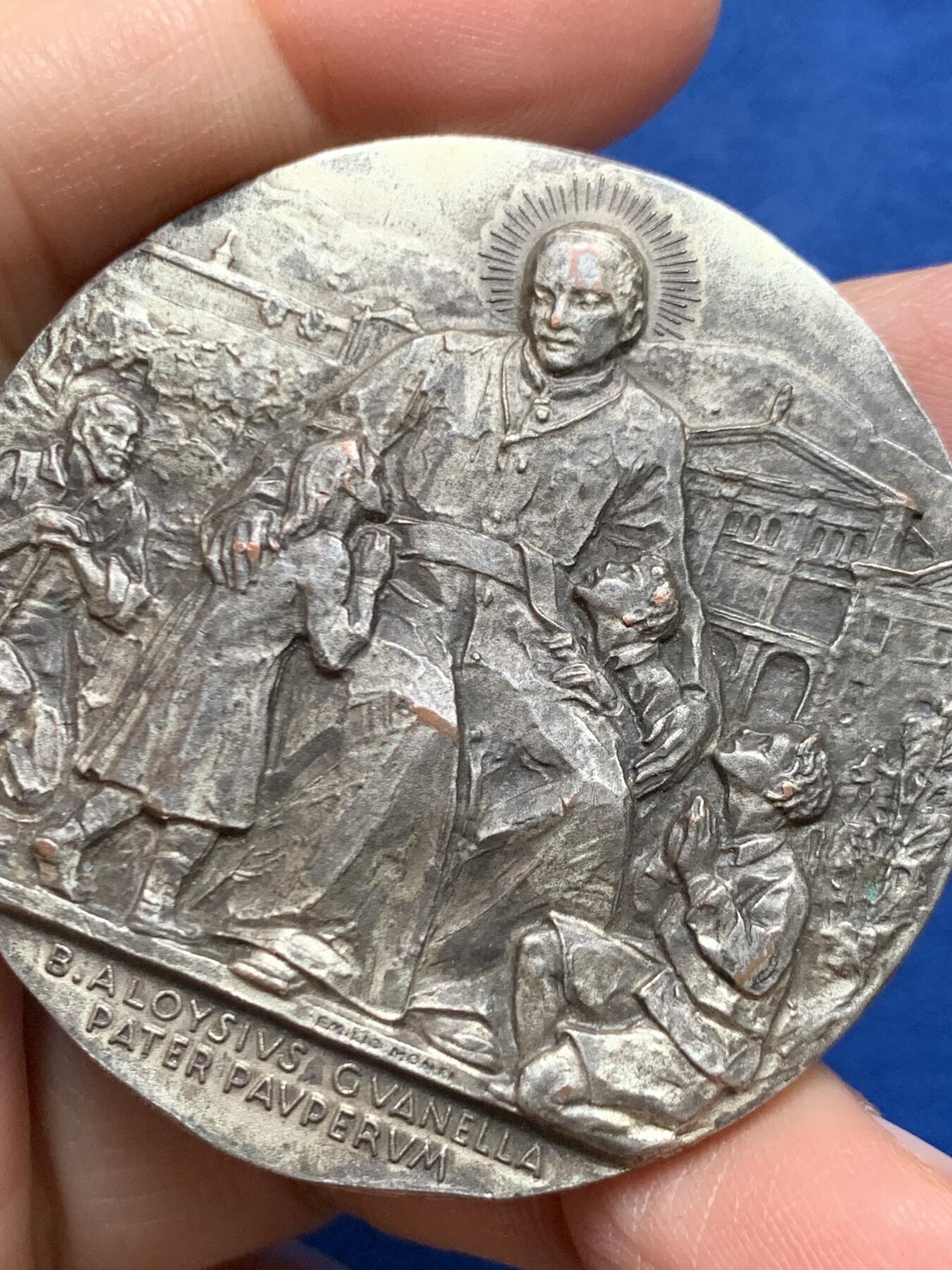 《竞宝斋》第455场 周日，周一 2场连拍 （全场包邮，欢迎送拍） 祝福的祭坛 双面高浮雕镀银大铜章，重61.7克，直径50.4mm，工艺精湛，是爱好宗教艺术的朋友必备之选。一面刻有圣人与信徒的场景，另一面则展示教堂内部。