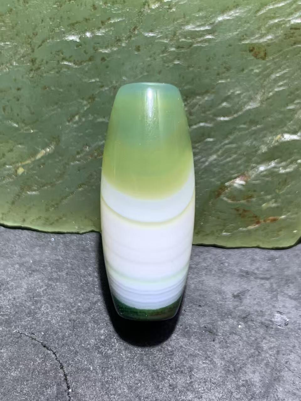 精美冰透高玉化瓷白绿双色缠丝玛瑙桶珠一颗