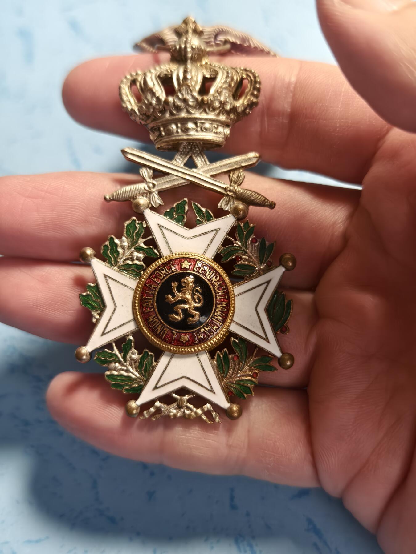 抚柳草堂-第六期章牌钱币 奖章勋章限时免佣 满百包邮 放漏专场 比利时利奥波德一世骑士级勋章 荷法双语版 配剑军事版 章体珐琅彩绘基本完好  狮子图案和皇冠细节清晰