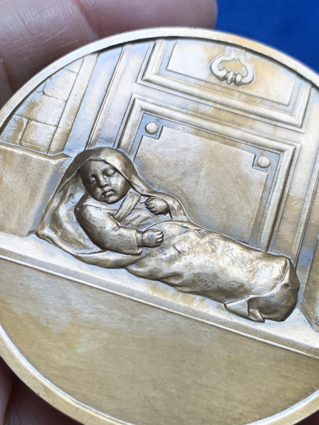 《竞宝斋》第455场 周日，周一 2场连拍 （全场包邮，欢迎送拍） 1660法国大主教圣文生·德保纪念铜章 94克 58.3mm 丰饶角铜标 表面好像有油漆保护层 状态很好