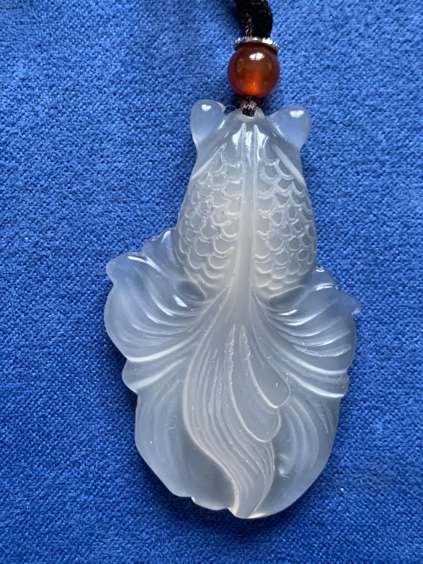 《竞宝斋》第455场 周日，周一 2场连拍 （全场包邮，欢迎送拍） 玛瑙小金鱼雕刻挂件 总重约16.4克