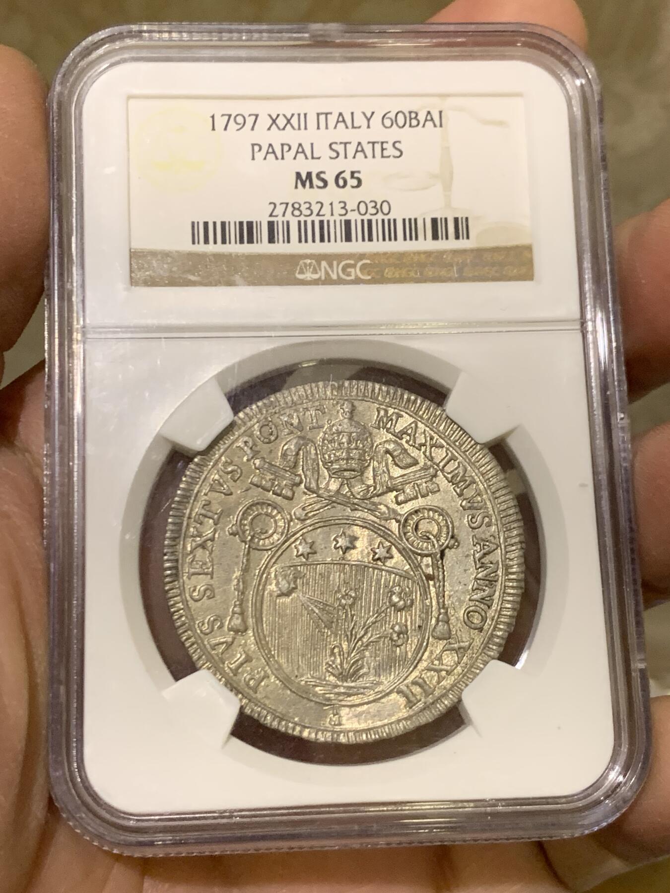 《竞宝斋》第455场 周日，周一 2场连拍 （全场包邮，欢迎送拍） NGC MS65 意大利1797年教皇国60B银币，庇护六世时期发行。整枚币全深打，小牧徽面的人头和植物所有细节完全展现，极其难得。银光闪闪的出厂状态。一枚直接一步到位。