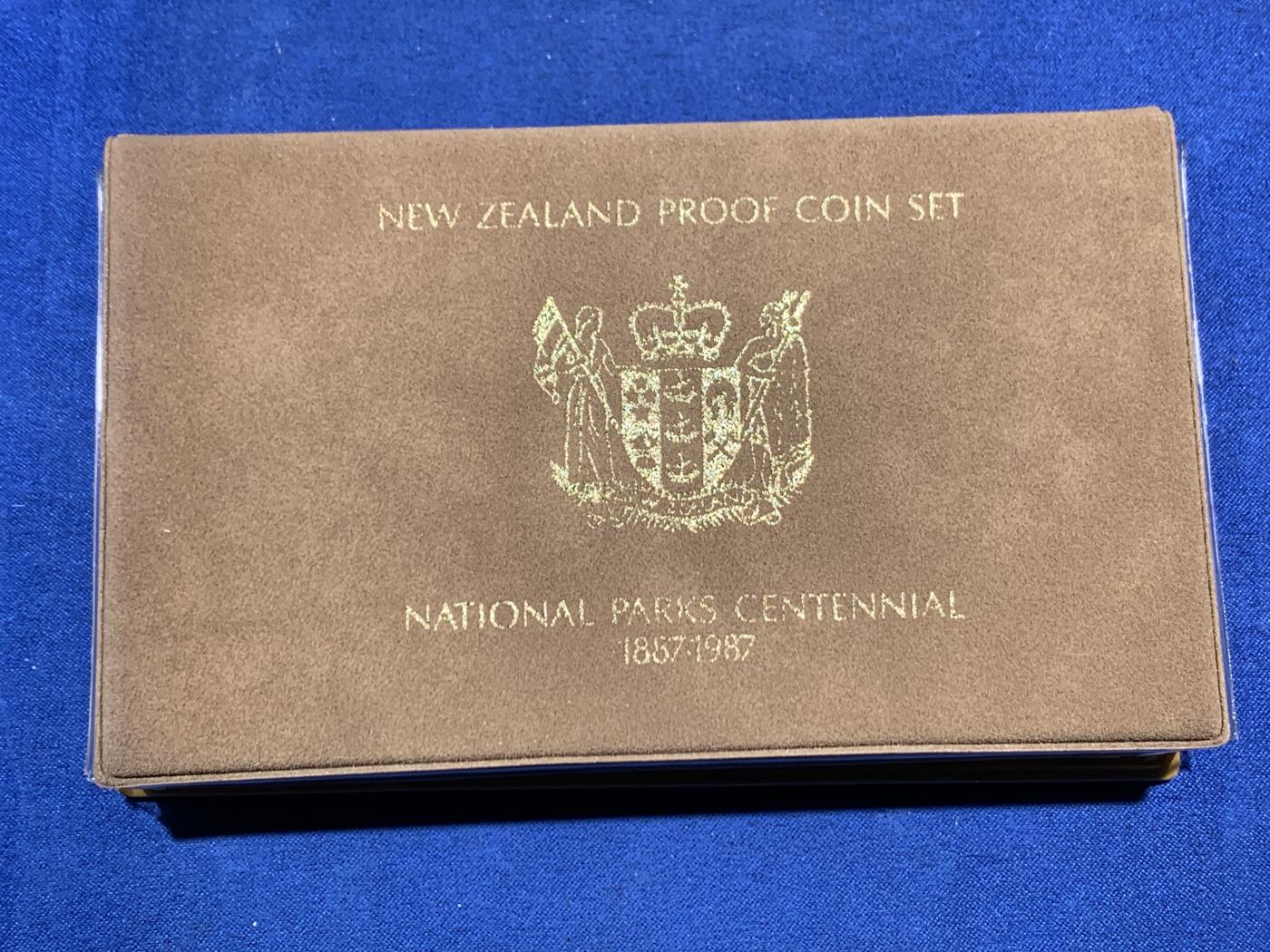 《竞宝斋》第455场 周日，周一 2场连拍 （全场包邮，欢迎送拍） 新西兰1987年官方精制套币 含1元精制银币 925银 27.2克 册装