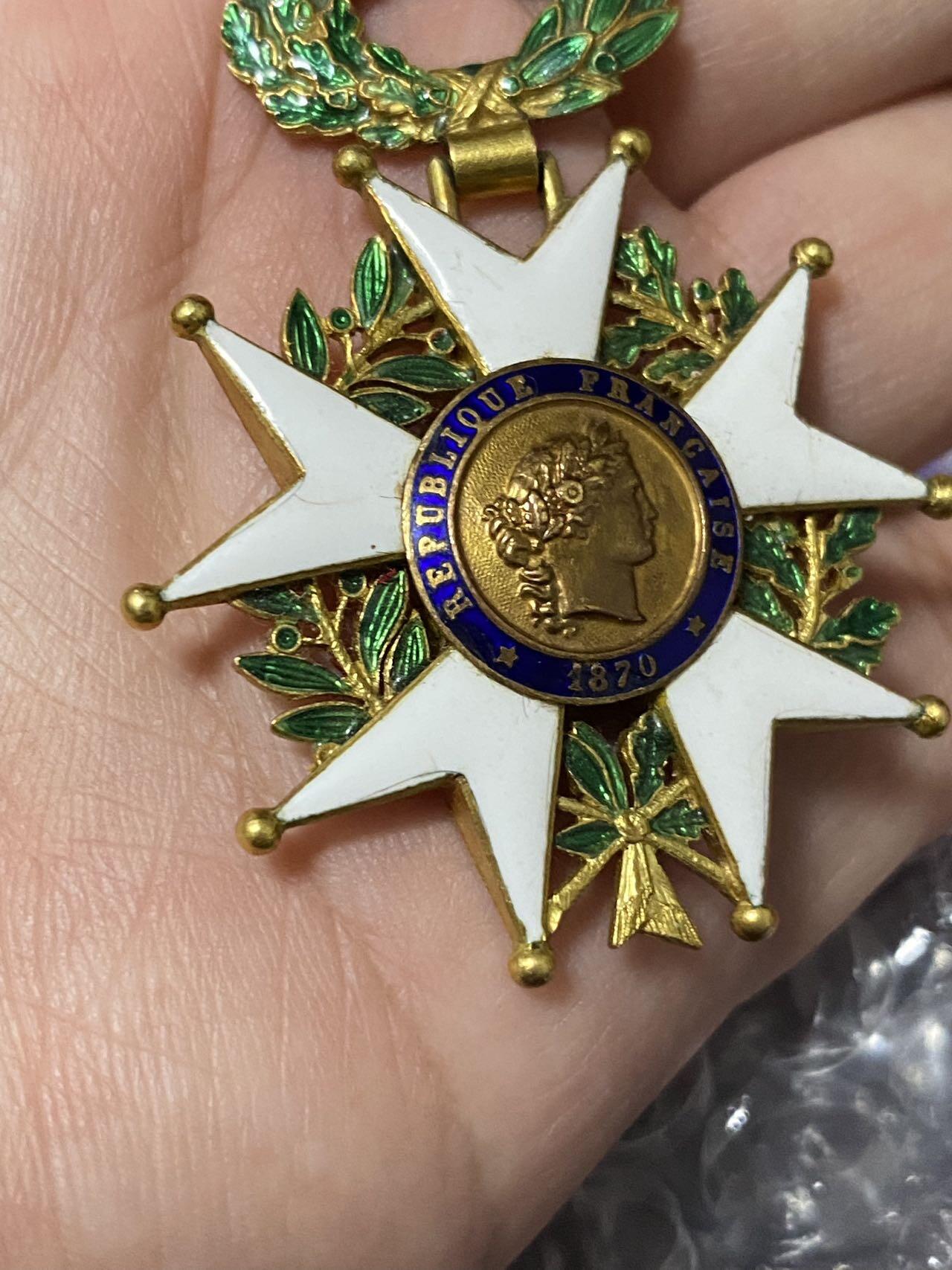 苏联勋章奖章1月5日晚上九点结束在麦稀奇 找不到的加我qq或者微信都是184277308备注苏章拍卖。最好加微信群每次都会通知还有提前可以一口价的 最近会持续拍卖一些东西。 法国荣誉军团勋章 （代拍）珐琅基本完整 有些小瑕疵无伤大雅 完美主义者绕行 非常漂亮