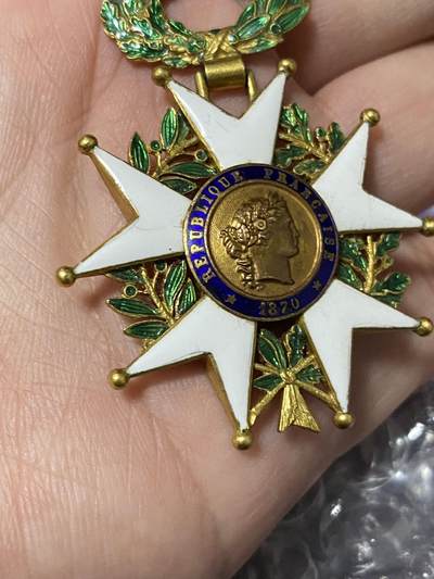 苏联勋章奖章1月5日晚上九点结束在麦稀奇 找不到的加我qq或者微信都是184277308备注苏章拍卖。最好加微信群每次都会通知还有提前可以一口价的 最近会持续拍卖一些东西。 法国荣誉军团勋章 （代拍）珐琅基本完整 有些小瑕疵无伤大雅 完美主义者绕行 非常漂亮