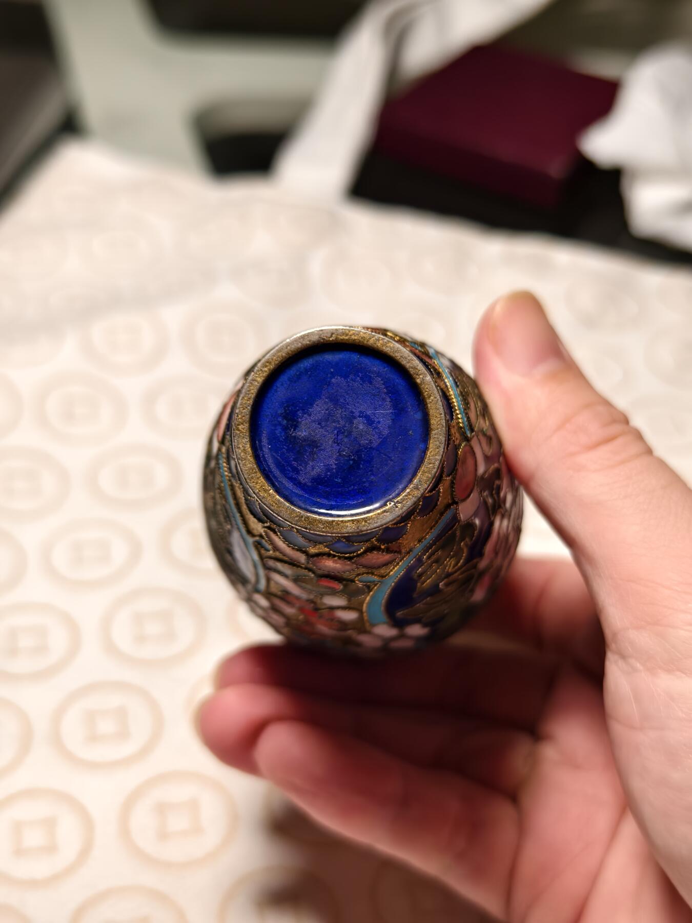 抚柳草堂-第六期章牌钱币 奖章勋章限时免佣 满百包邮 放漏专场 80年代出口创汇时期景泰蓝小花瓶 铜胎掐丝珐琅纯手工小花瓶 高10cm左右 重70.1g