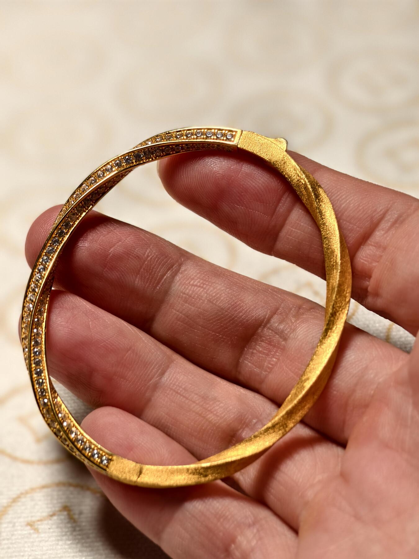 抚柳草堂-第六期章牌钱币 奖章勋章限时免佣 满百包邮 放漏专场 莫比乌斯环半钻半拉丝镀金银手镯  全新工艺好一半镶嵌锆石一半拉丝工艺非常漂亮 打标s925重16.8g 上手是真金真钻的既视感 送人自戴都不错