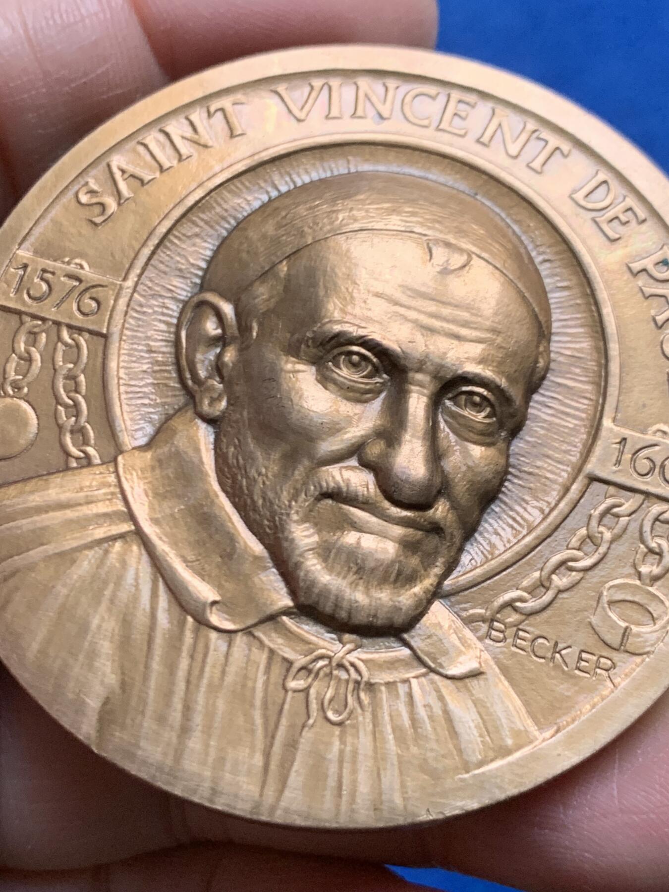 《竞宝斋》第455场 周日，周一 2场连拍 （全场包邮，欢迎送拍） 1660法国大主教圣文生·德保纪念铜章 94克 58.3mm 丰饶角铜标 表面好像有油漆保护层 状态很好