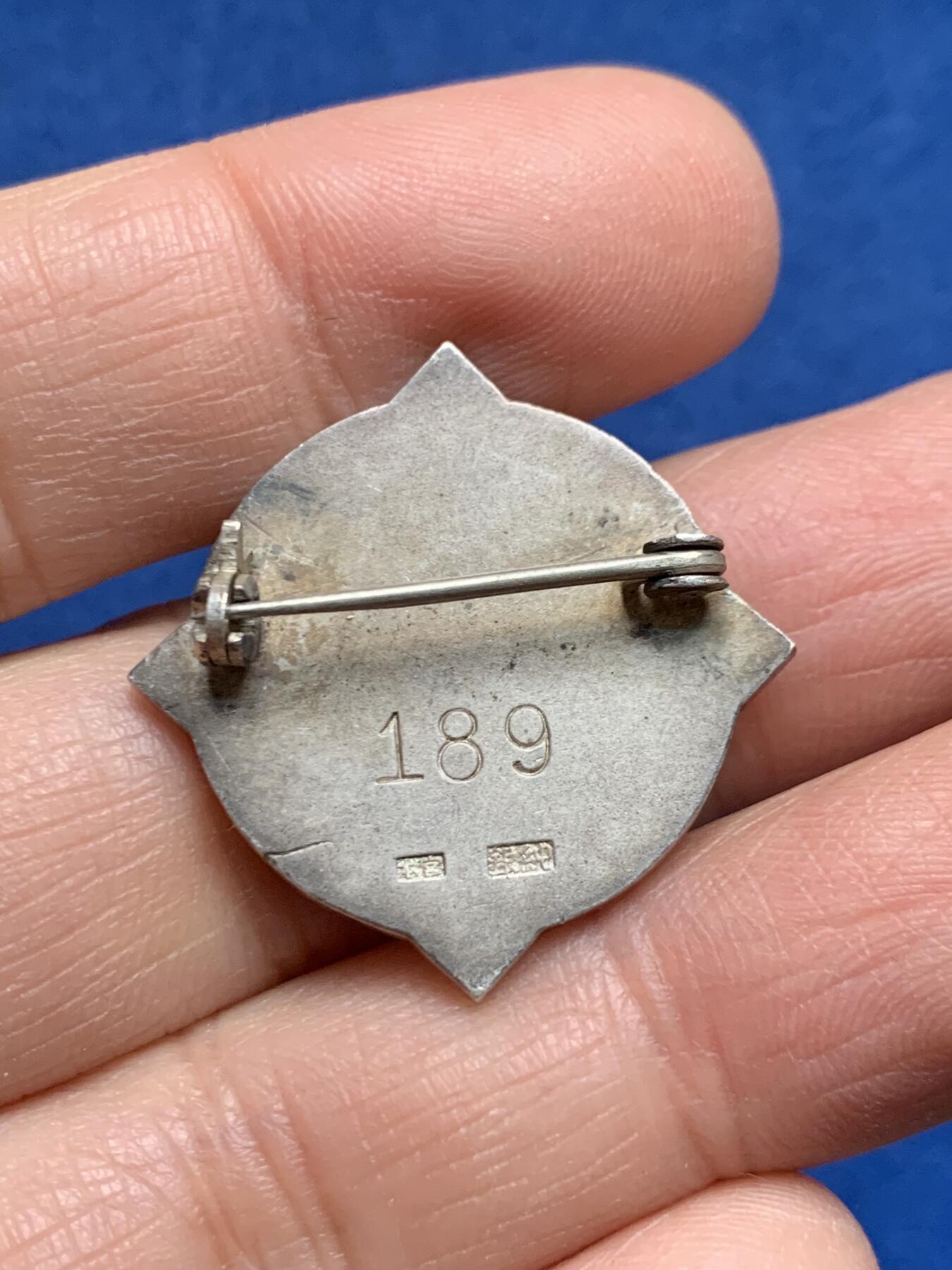 《竞宝斋》第455场 周日，周一 2场连拍 （全场包邮，欢迎送拍） 日本纯银胸章 8.95克 纯银宫木银标