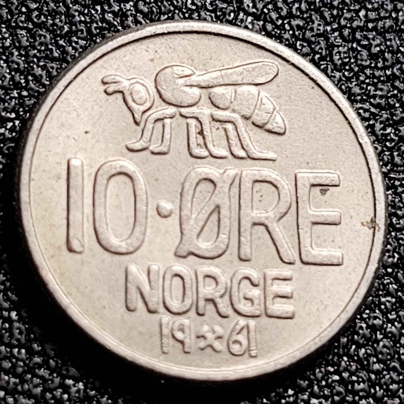 泉币菌-第165场-新年第八场 精品福利场 蜜蜂 1961年 挪威10欧尔銅镍小硬币 15毫米 1.5克 纪念币铜钱