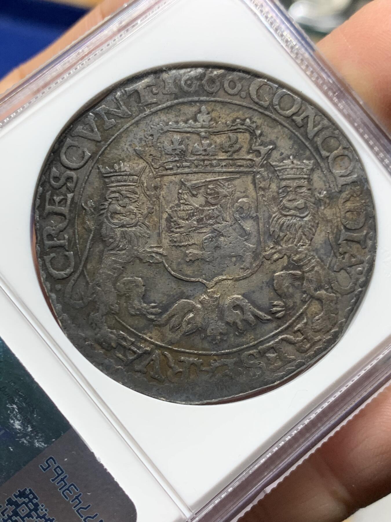 《竞宝斋》第455场 周日，周一 2场连拍 （全场包邮，欢迎送拍） NGC XFD 1666年尼德兰西弗里斯兰省马剑大银币 极其少见的早期品种，数量和后期不能比的，原汁原味的老包浆，无其他缺陷，打制图案细节和币胚完整