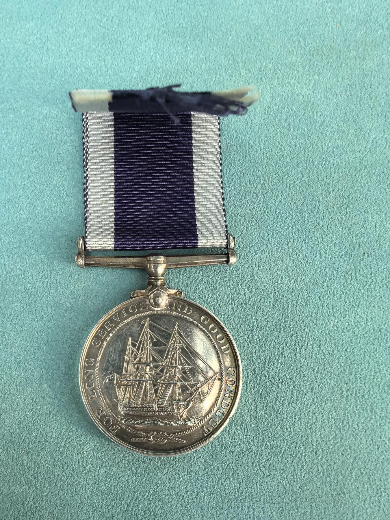 盛世勋华——号角文化勋章邮票专场拍卖第297期 英国海军长期服役和良好表现奖章 乔治五世版 银制 带边铭，授予英国海军潜艇母舰米德维上的水兵，潜艇母舰米德维是英国皇家海军第一艘专门建造的潜艇母舰，1928年7月19日下水，设计可以支援最多18艘O、P和R级潜艇。 在二战爆发之前，它一直在中国海域服役，支援皇家海军第4潜艇舰队，1940年4月离开中国前往地中海执行任务。1942年6月30日，它在亚历山大港附近被德军U-372潜艇发射鱼雷击沉。