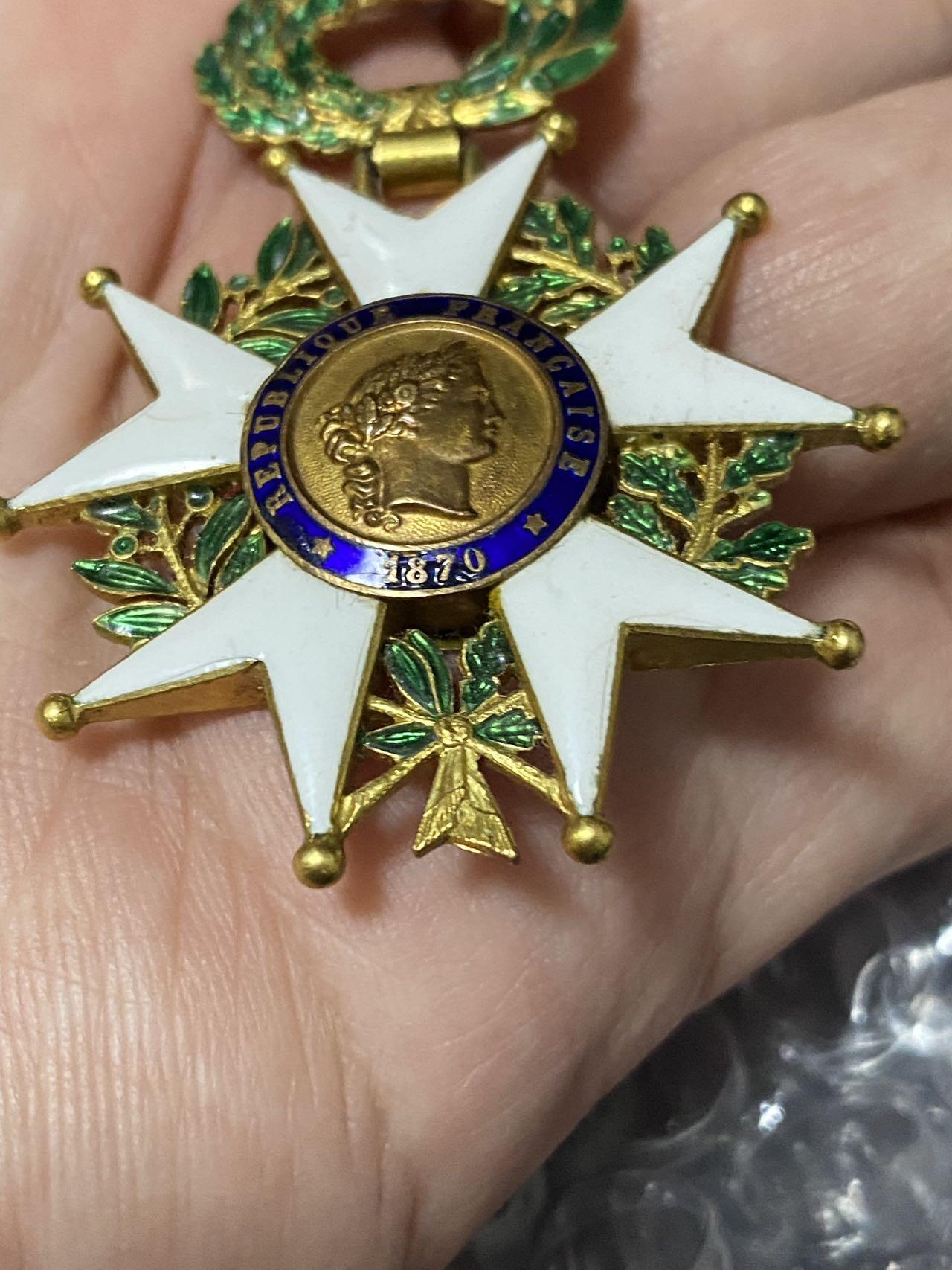 苏联勋章奖章1月5日晚上九点结束在麦稀奇 找不到的加我qq或者微信都是184277308备注苏章拍卖。最好加微信群每次都会通知还有提前可以一口价的 最近会持续拍卖一些东西。 法国荣誉军团勋章 （代拍）珐琅基本完整 有些小瑕疵无伤大雅 完美主义者绕行 非常漂亮