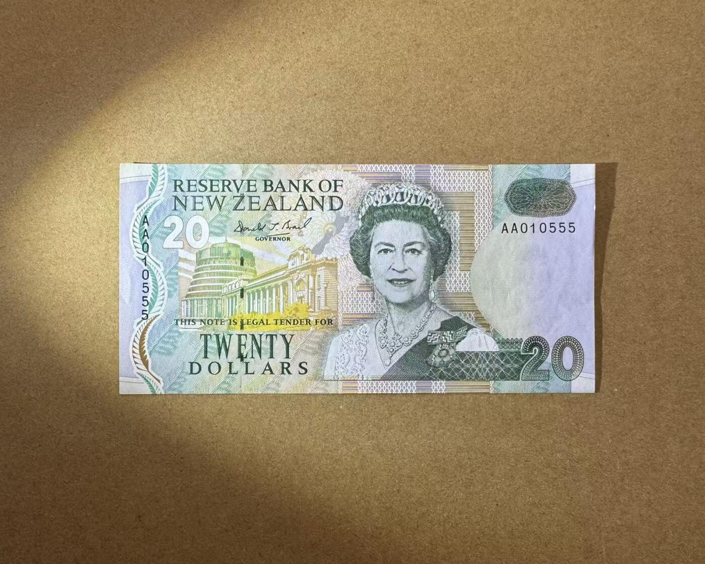 【Blue Auction】世界纸币精拍第772期——18级TOP拍卖/信誉/品质/专业/高效💫 【AA冠555豹子号无47】新西兰纸质版20元 女王 全新UNC