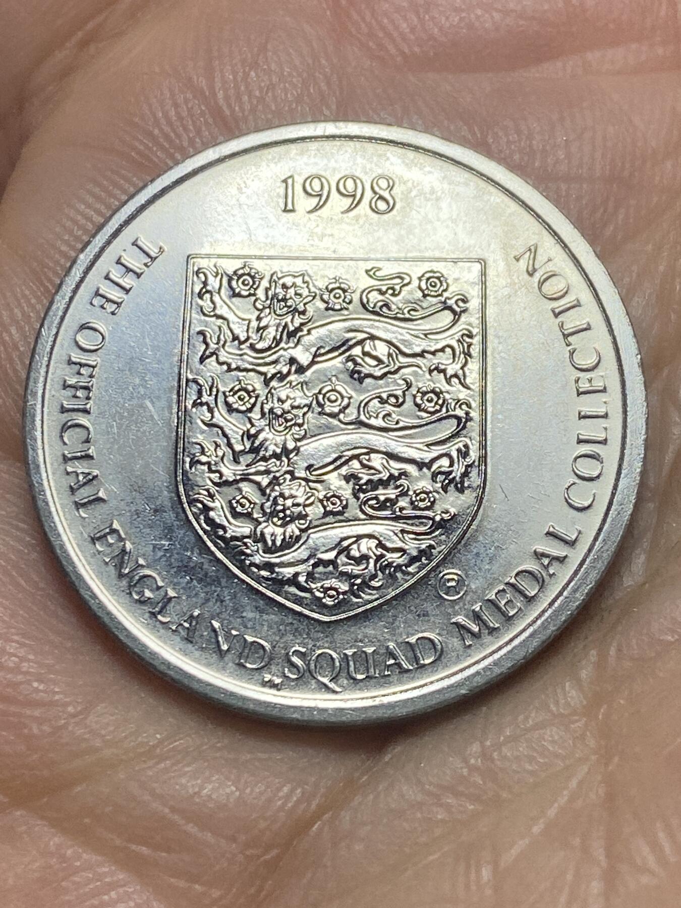 2026年第四场(总第一百七十三场）外国好品散币场(免佣金) 英国🇬🇧1998年法国世界杯官方纪念章(英格兰国家队后卫马丁·基翁)