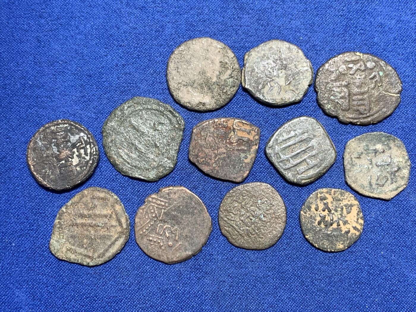 《竞宝斋》第455场 周日，周一 2场连拍 （全场包邮，欢迎送拍） 12枚一组 中世纪伊斯兰法鲁斯铜币，种类很多基本不重复，里面有倭玛亚王朝、阿巴斯王朝、阿尤布王朝等中东地区伊斯兰各哈利法或埃米尔铜币